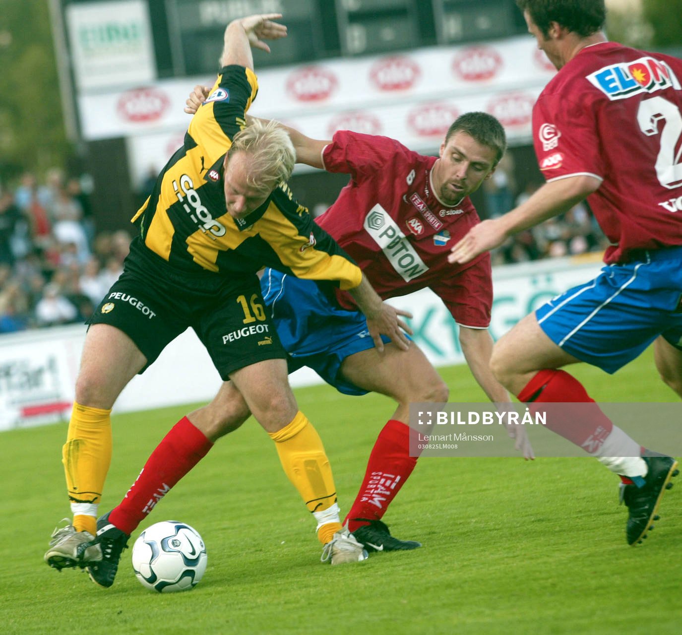 Fotboll, Allsvenskan, Öster - Hammarby: tremålsskytten Mikael Andersson, Hammarby attackeras av Christer Thor och Markus Jonsson, Öster