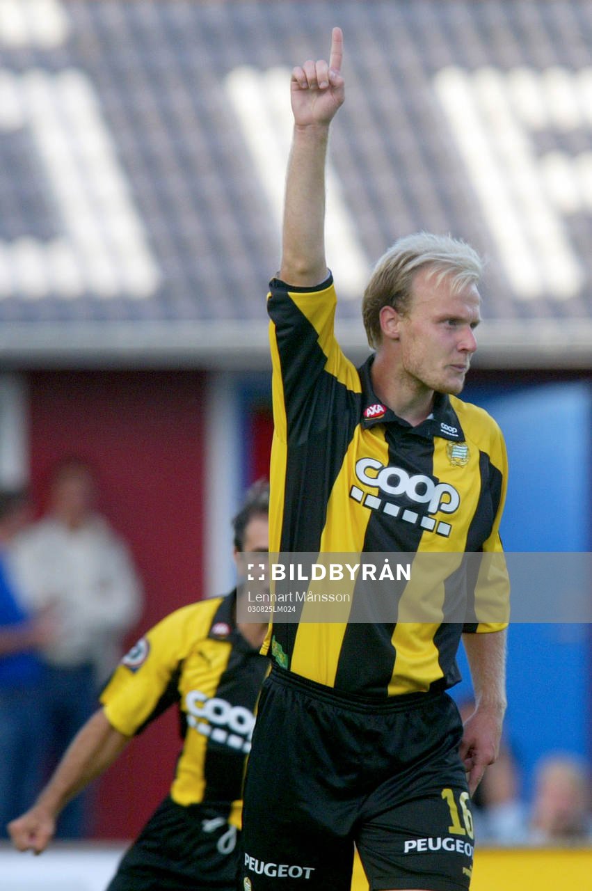 Hammarbys tremålsskytt Mikael Andersson jagas av Kennedy