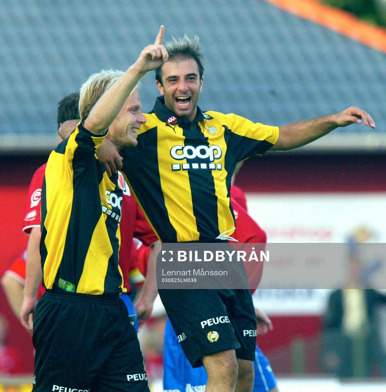  Hammarbys målskyttar Mikael Andersson (3) och Kennedy Bakircioglü. Jubel.