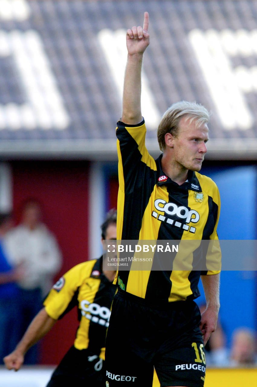 Hammarbys tremålsskytt Mikael Andersson jagas av Kennedy