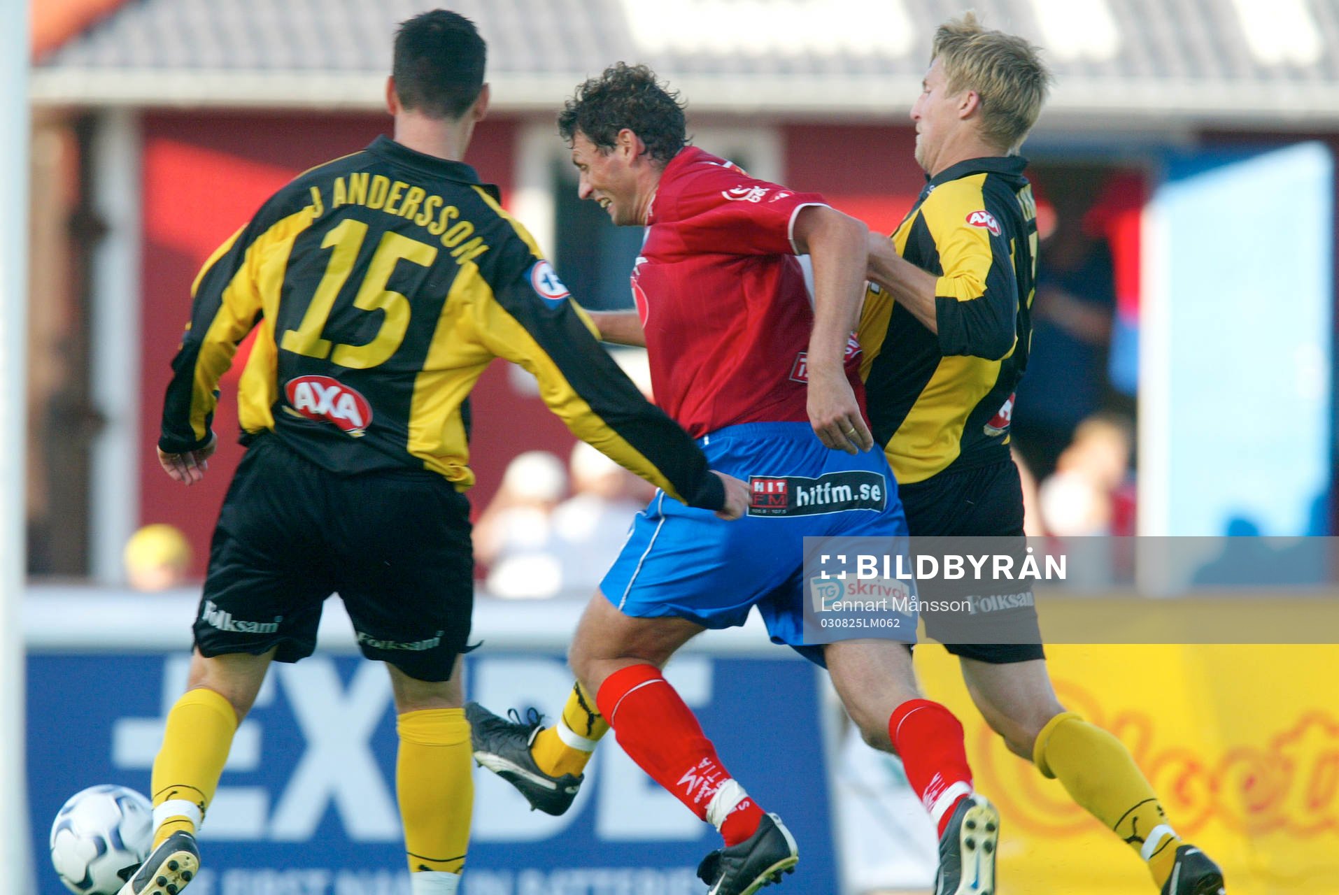 Straff, Andreas Ottosson går emellan mittbackarna Johan