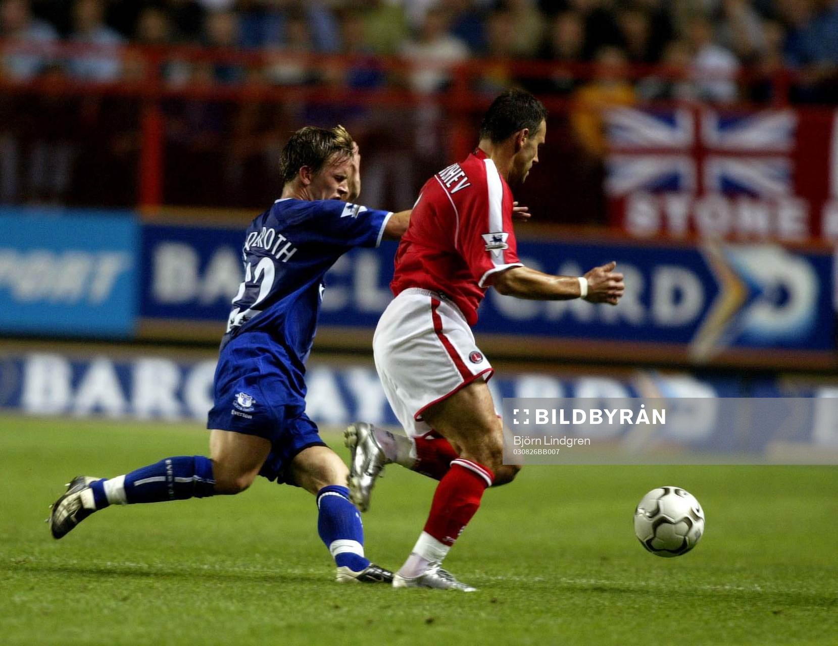 Fotboll, (Engelsk Liga), Premier League, Charlton - Everton: Tobias Linderoth, Everton jagar Radostin Kishishev, Charlton