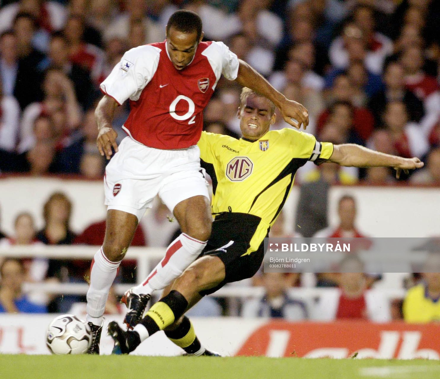 Fotboll, Engelsk, Premier League, Premiership, Arsenal - Aston Villa: Thierry Henry, Arsenal tacklas av Olof Mellberg, Aston Villa