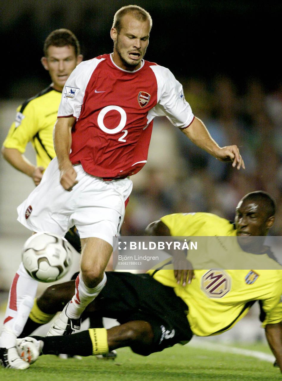 Fotboll, Engelsk, Premier League, Premiership, Arsenal - Aston Villa: Fredrik Ljungberg, Arsenal tacklas av Jlloyd Samuel, Aston Villa