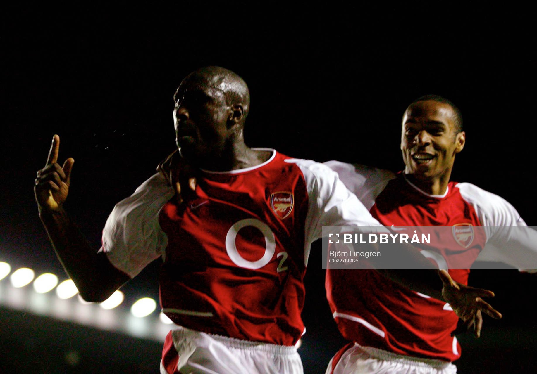 Fotboll, Engelsk, Premier League, Premiership, Arsenal - Aston Villa: Sol Campbell, Arsenal jublar tillsammans med Thierry Henry efter 1-0