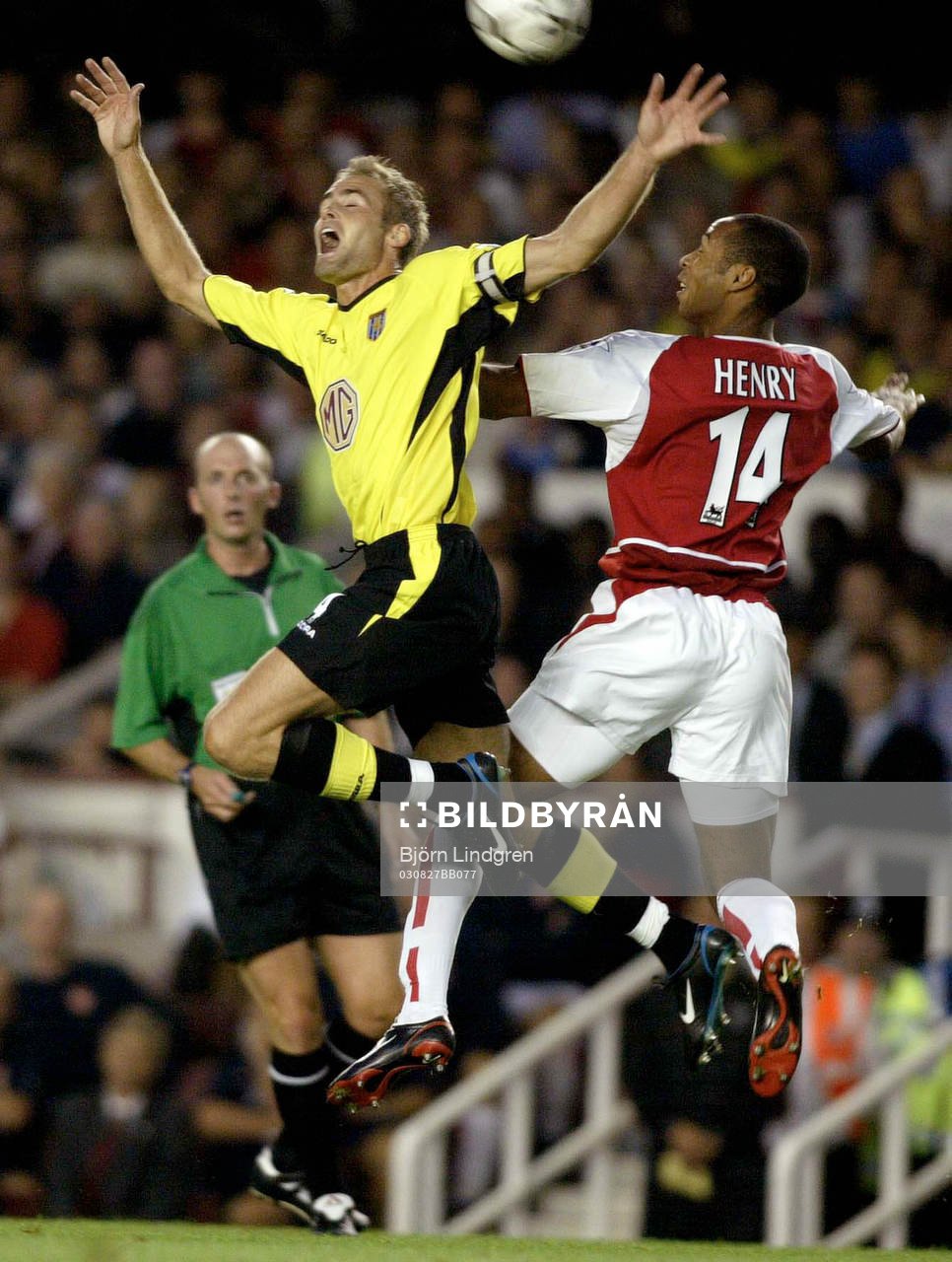 Fotboll, Engelsk, Premier League, Premiership, Arsenal - Aston Villa: Olof Mellberg, Aston Villa och Thierry Henry i en av många dueller
