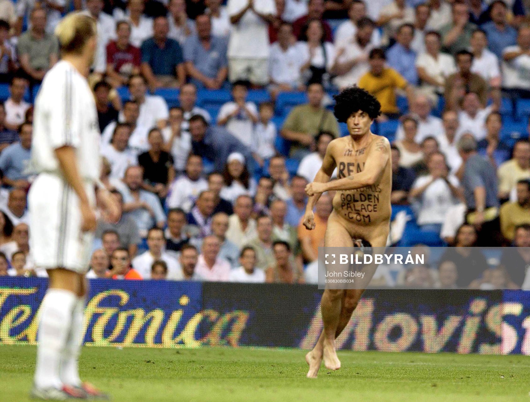 David Beckham avbryts när en manlig streaker intar planen