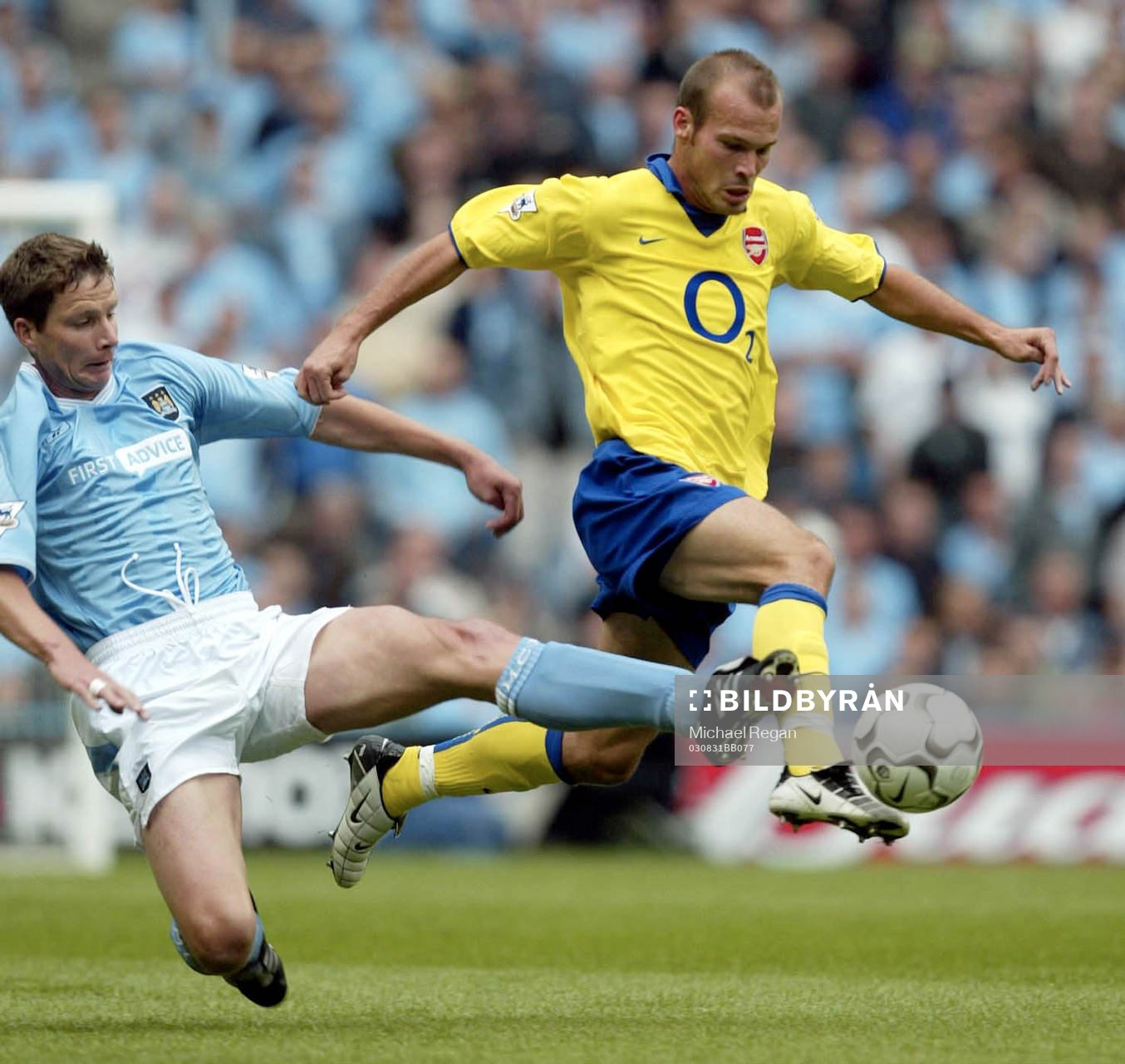  Michael Tarnat, Manchester och Fredrik Ljungberg, Arsenal i närkamp. 