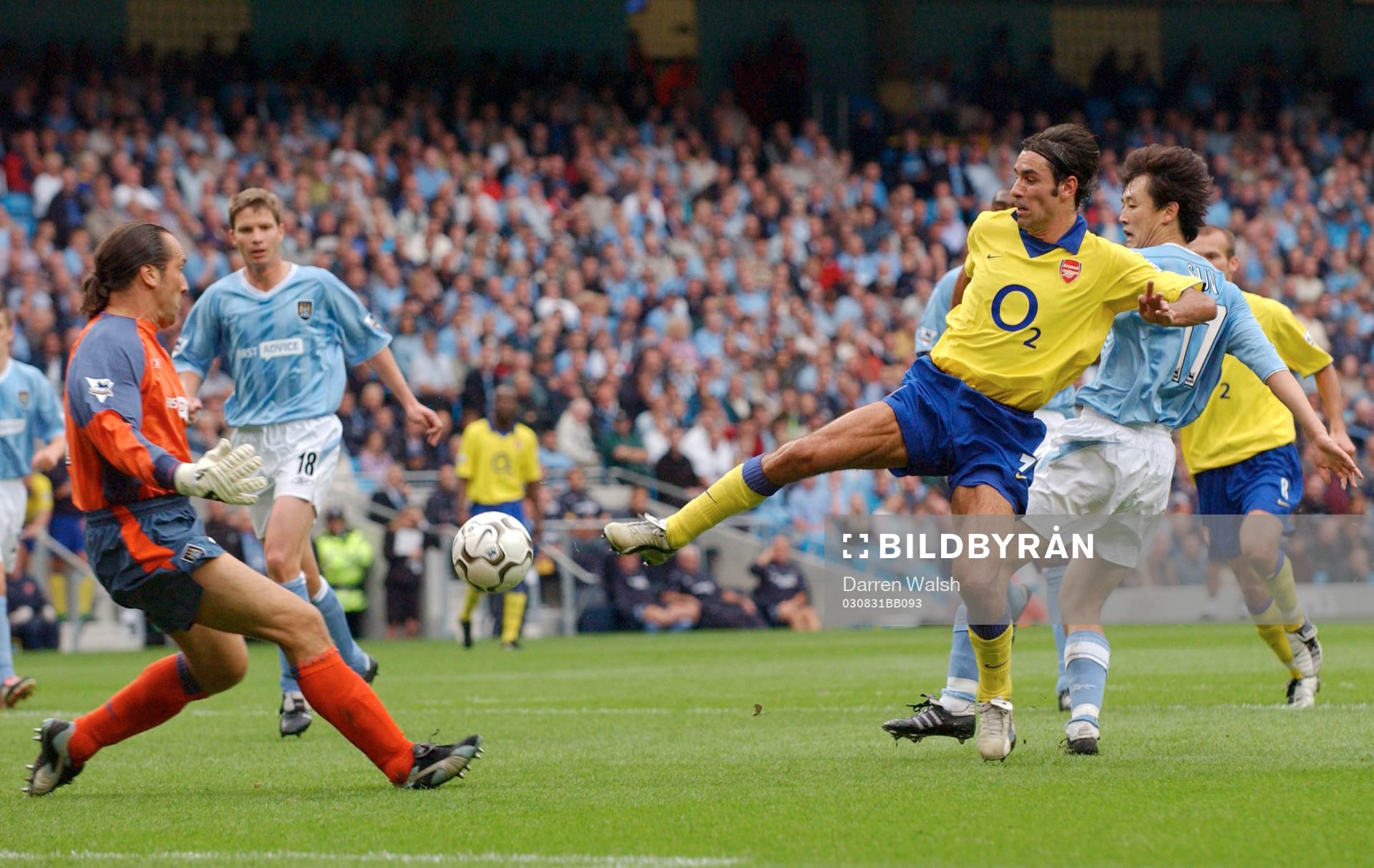  Robert Pires, Arsenal, skjuter ett skott mot David Seaman, målvakt.