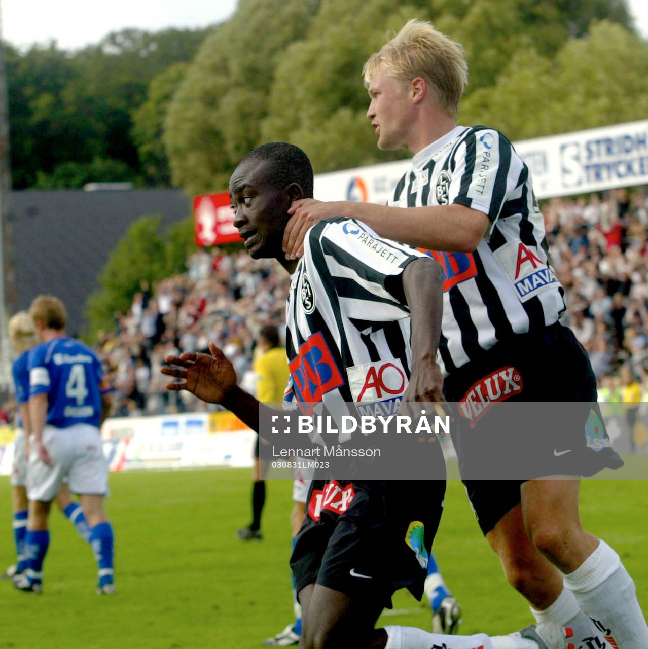 Segerskytten Jones Kusi-Asare grattas av Mathias Eklund
