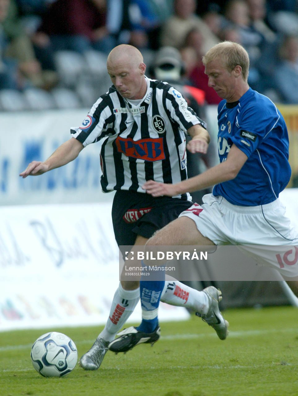  En nyfriserad, renrakad, Alexander Farnerud i kamp med Andreas Johansson.