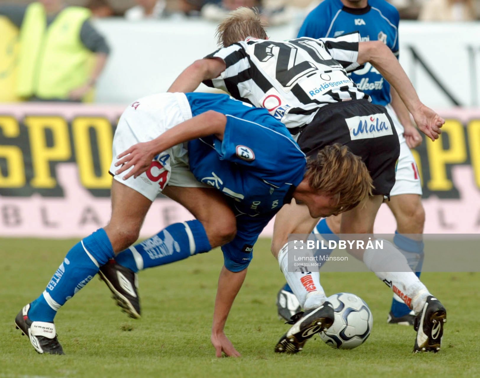  Dusan Djuric och Matthias Eklund i kamp om bollen.