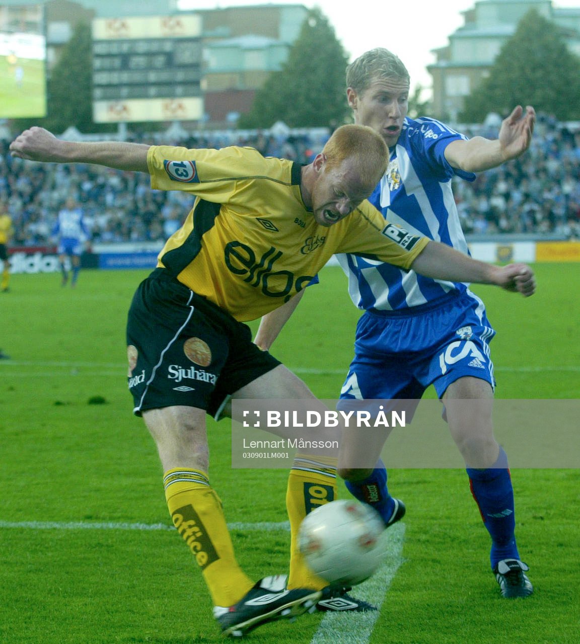 Magnus Samuelsson rensar framför Sebastian Henriksson