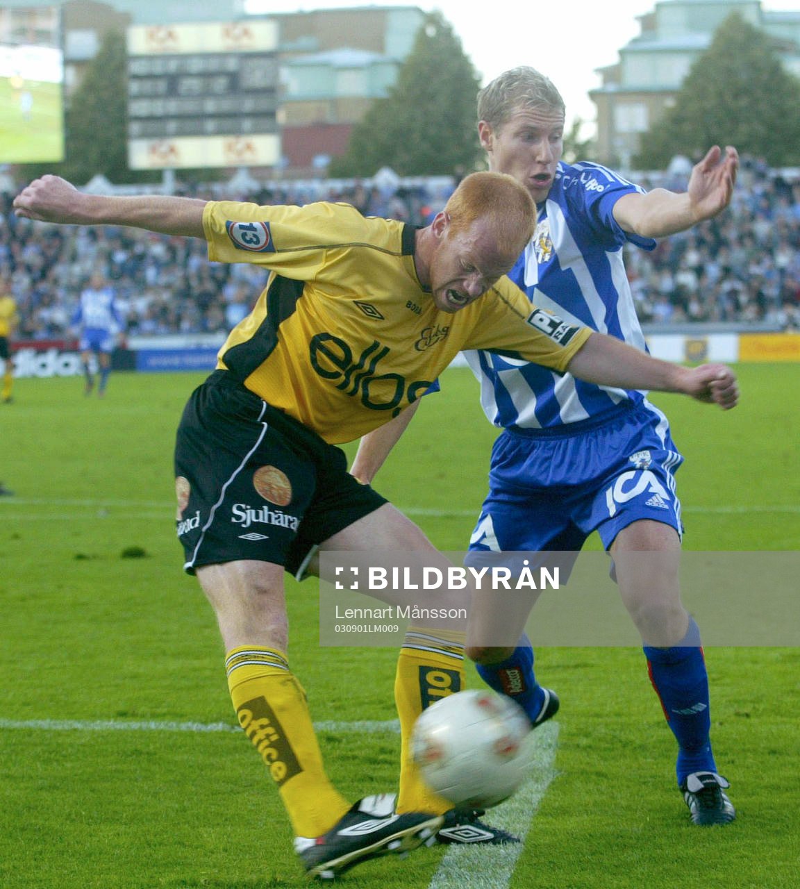 Magnus Samuelsson rensar framför Sebastian Henriksson