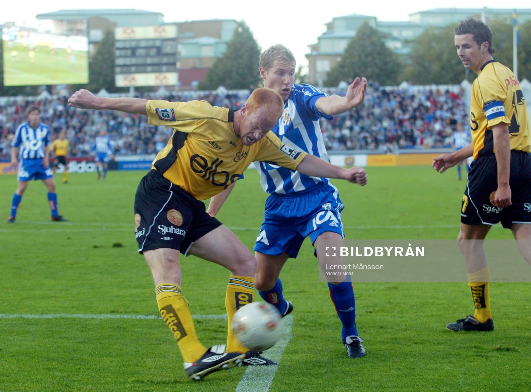  Storbildsskärm, TV-skärm på arenan. Magnus Samuelsson håller undan för Jonas Henriksson.