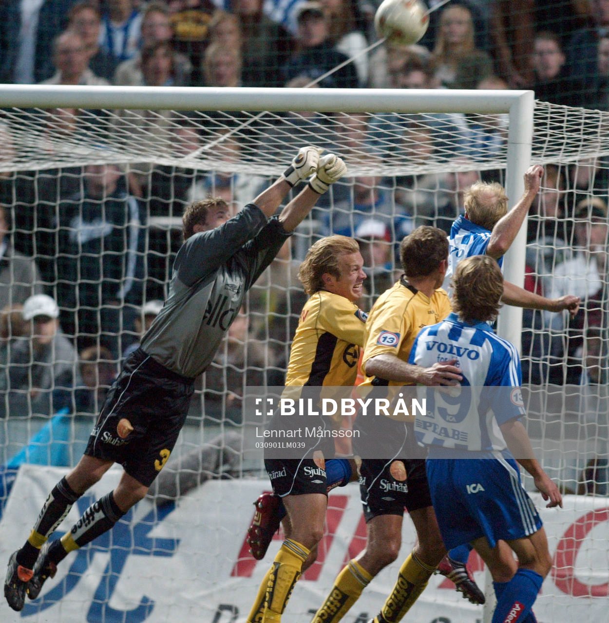 Johan Wiland, målvakt, Elfsborg boxar ut bollen