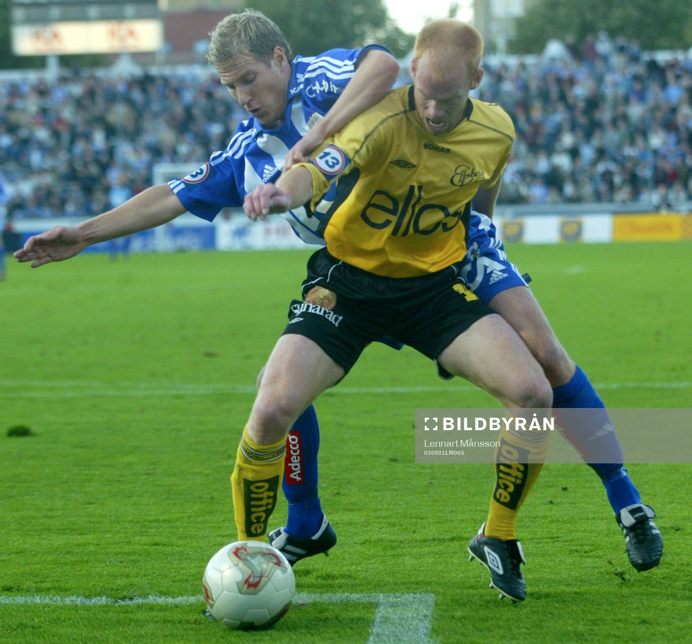 Jonas Henriksson försöker komma förbi Magnus Samuelsson