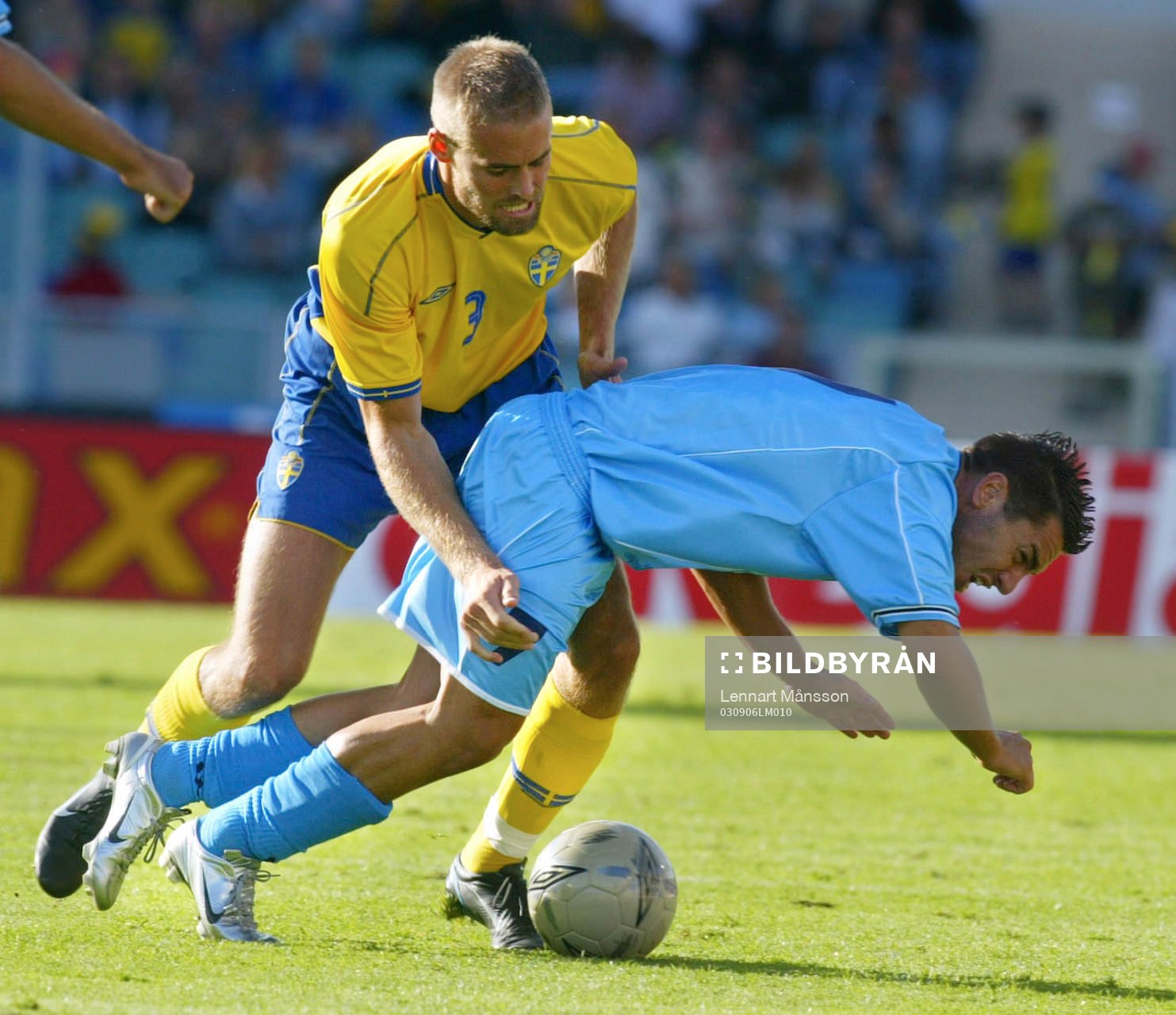 Olof Mellberg, trycker till en motståndare