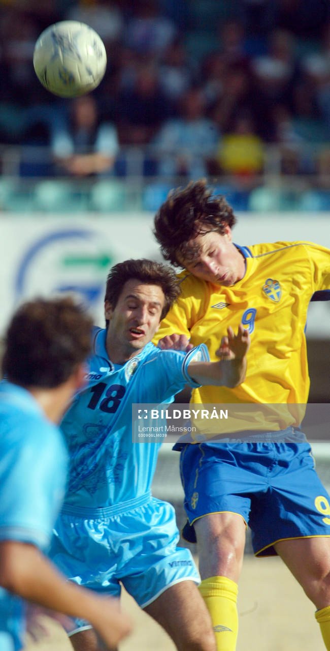 Kim Källström i  nickduell med Ermanno Zonzini