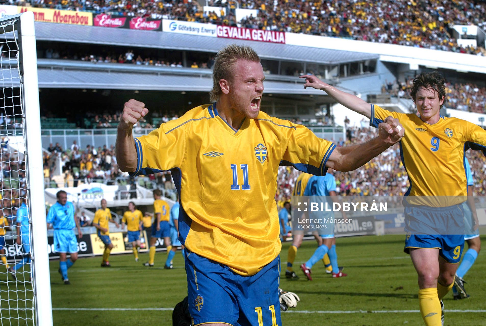 1-0 Mattias Jonson, Kim Källström på väg att gratta.
