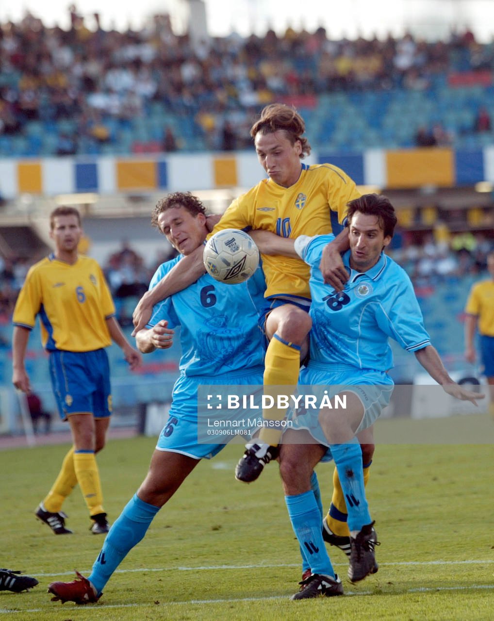 Zlatan Ibrahimovic fasthållen av Bacciocchi Simone och