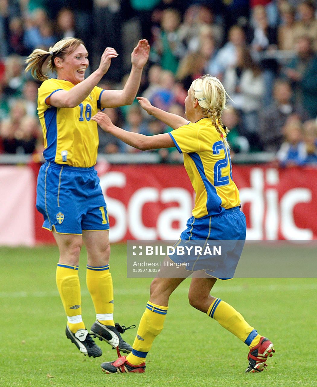 Frida Östberg och Josefin Öqvist, Sverige, jubel