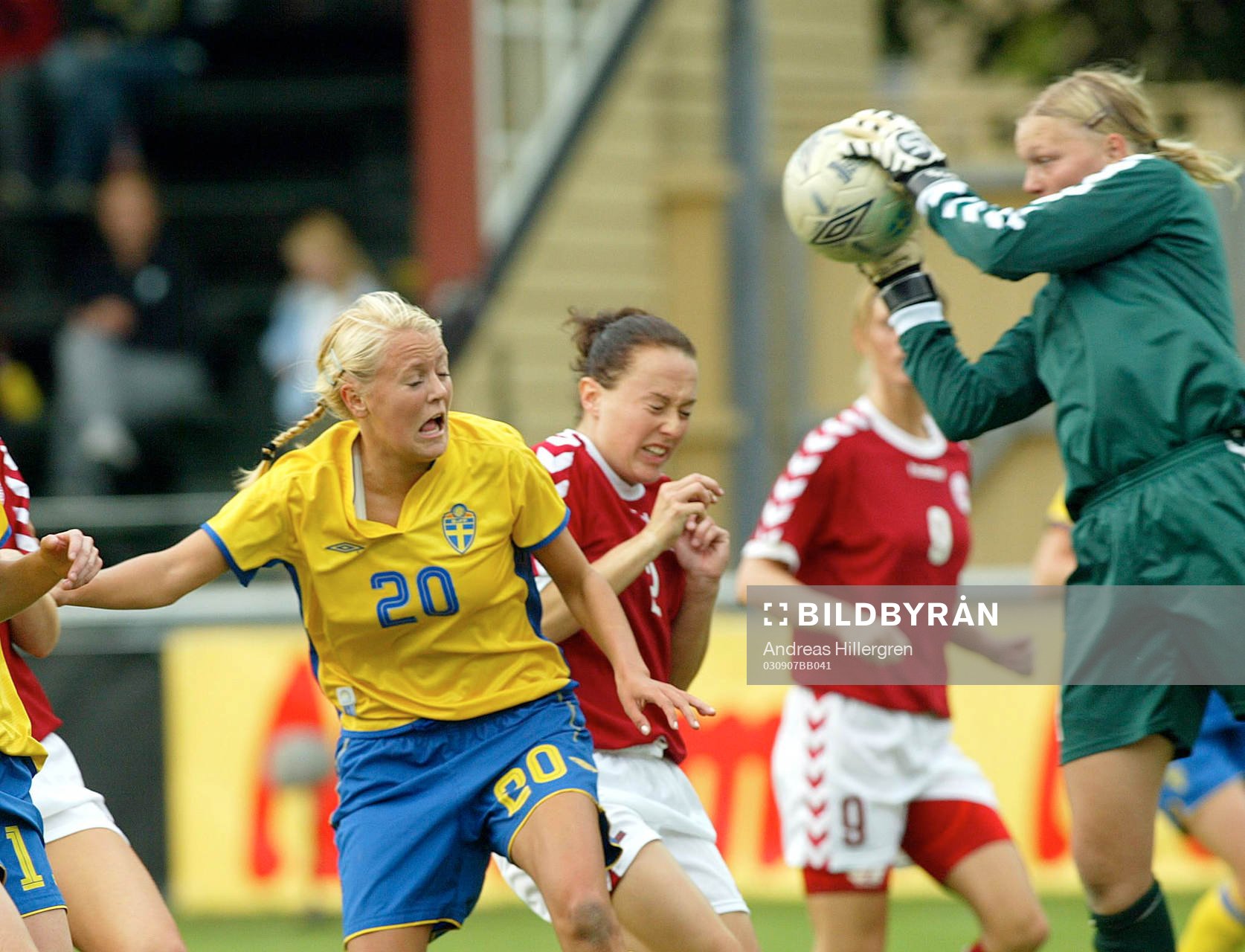 Josefin Öqvist, och Victoria Svensson, Sverige, retar upp