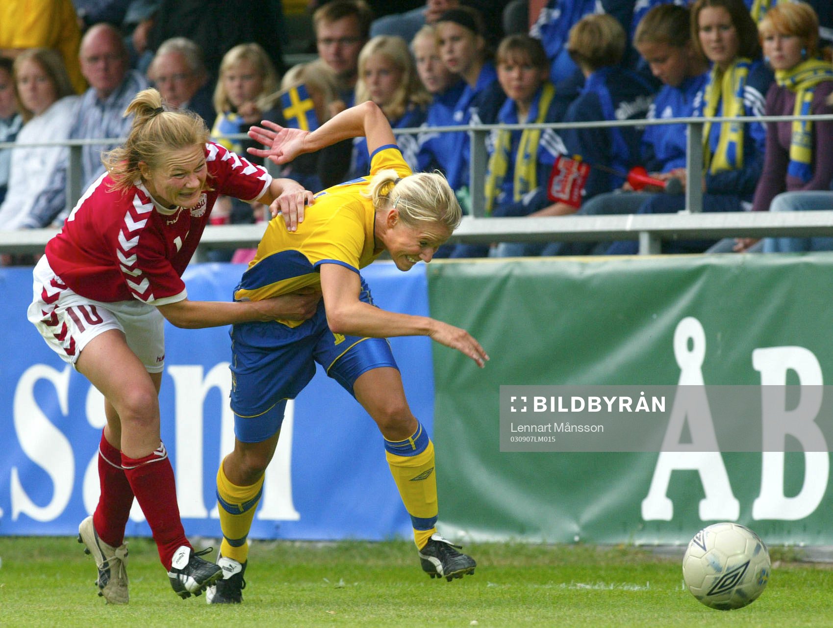 Anne Dot Eggers håller fast Anna Sjöström
