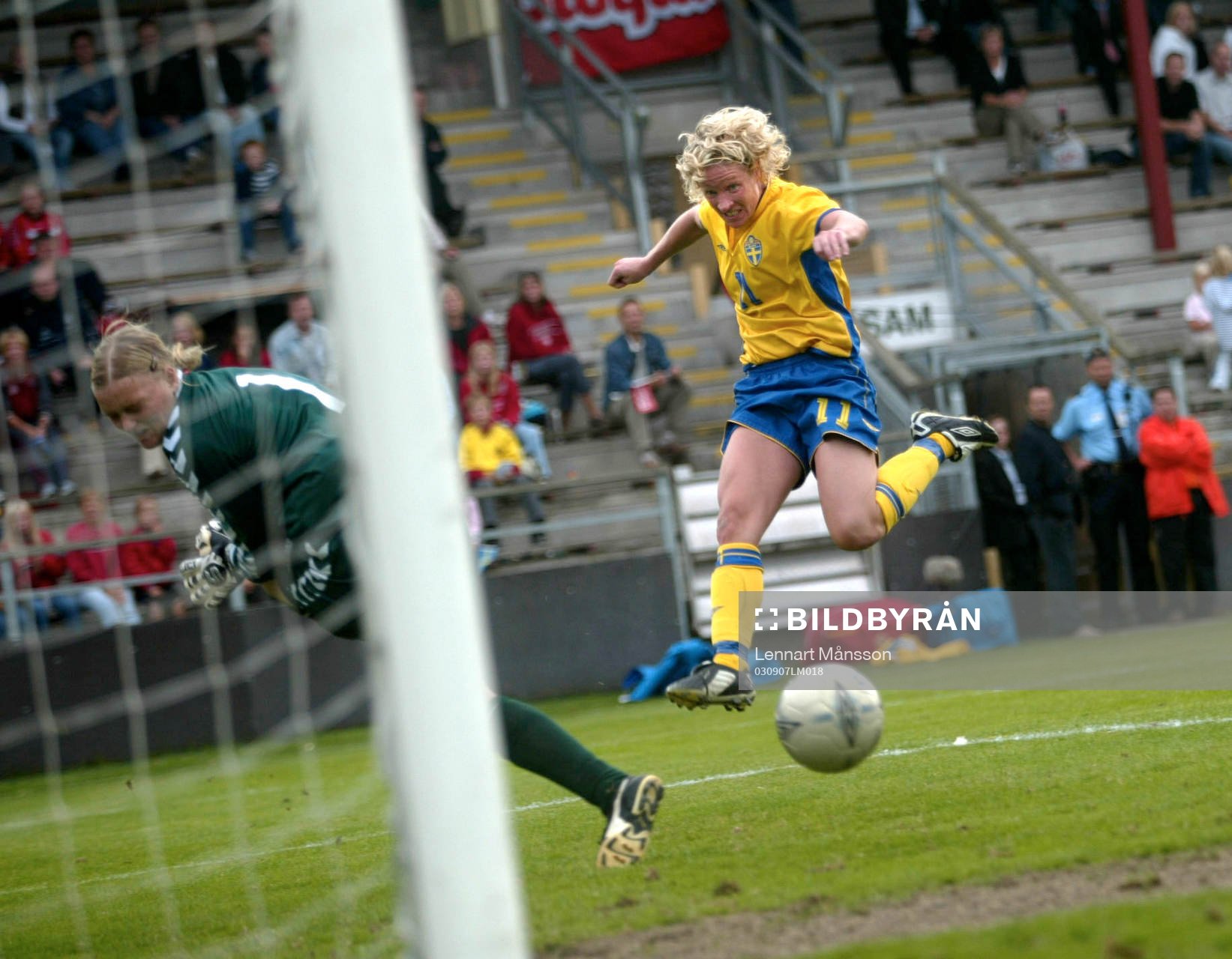 Victoria Svensson skjuter precis utanför