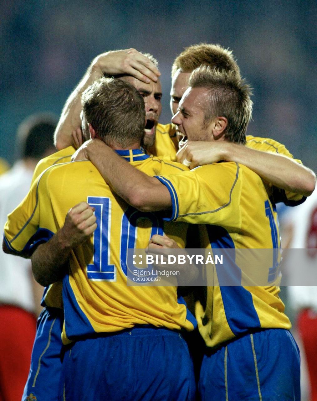  Olof Mellberg gratuleras av Marcus Allbäck, Michael Nilsson och Mattias Jonson. Jubel.
© Bildbyrån - 27040 D