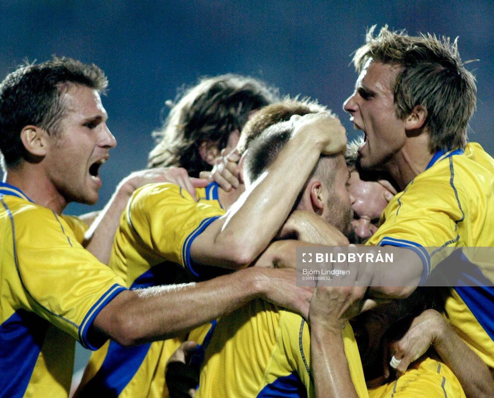 Kaos och kramkalas efter Mellbergs 0-2-mål. Jubel.