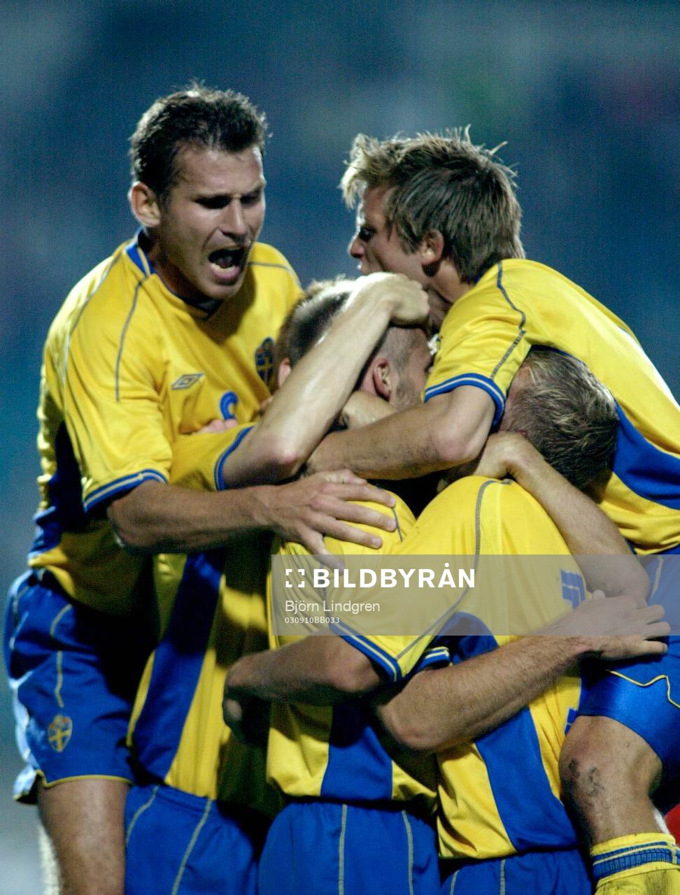  Kaos och kramkalas efter Mellbergs 0-2-mål. Jubel