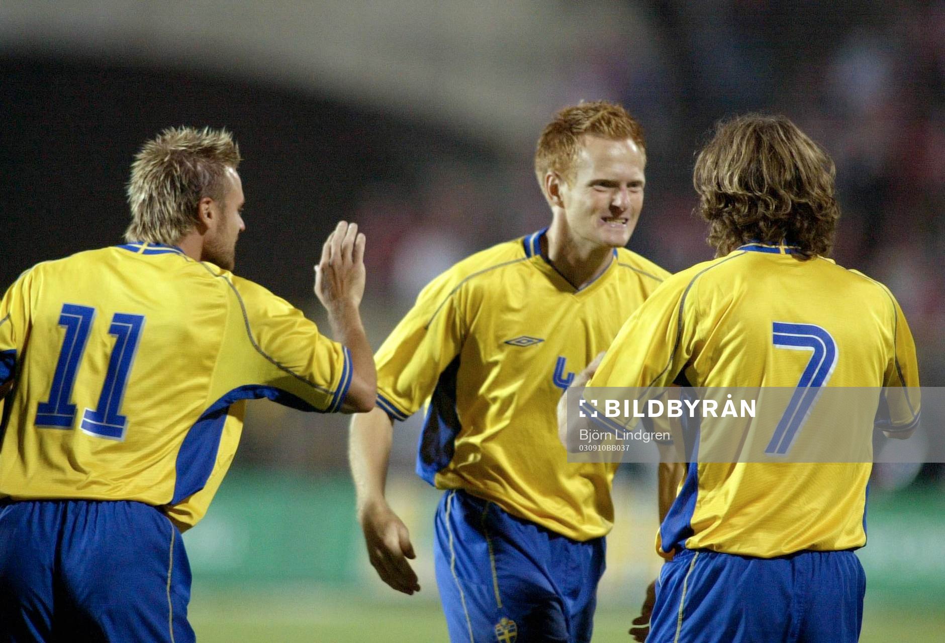 Mattias Jonson och Michael Svensson gratulerar Mikael