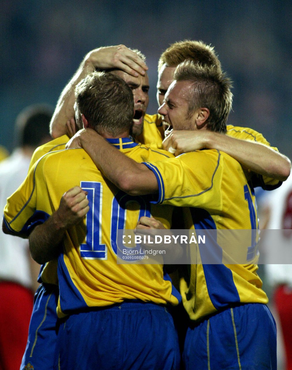  Olof Mellberg gratuleras av Allbäck, Michael Nilsson och Jonsson. Jubel.