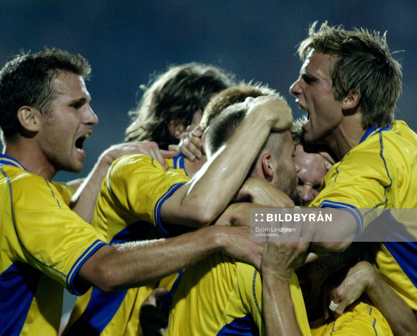  Kaos och kramkalas efter Mellbergs 0-2-mål. Jubel.