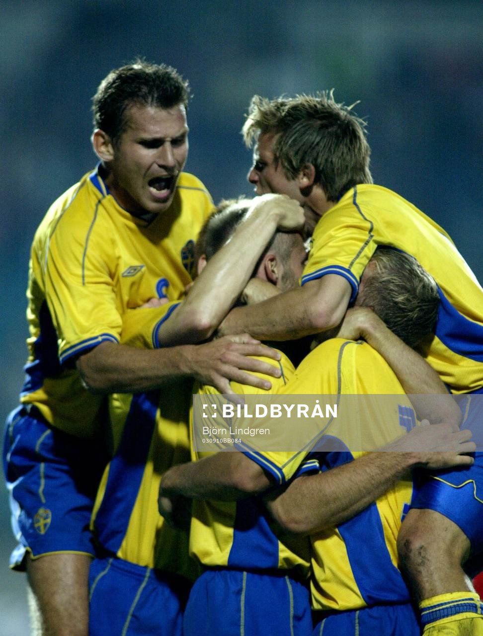  Kaos och kramkalas efter Mellbergs 0-2-mål. Jubel.