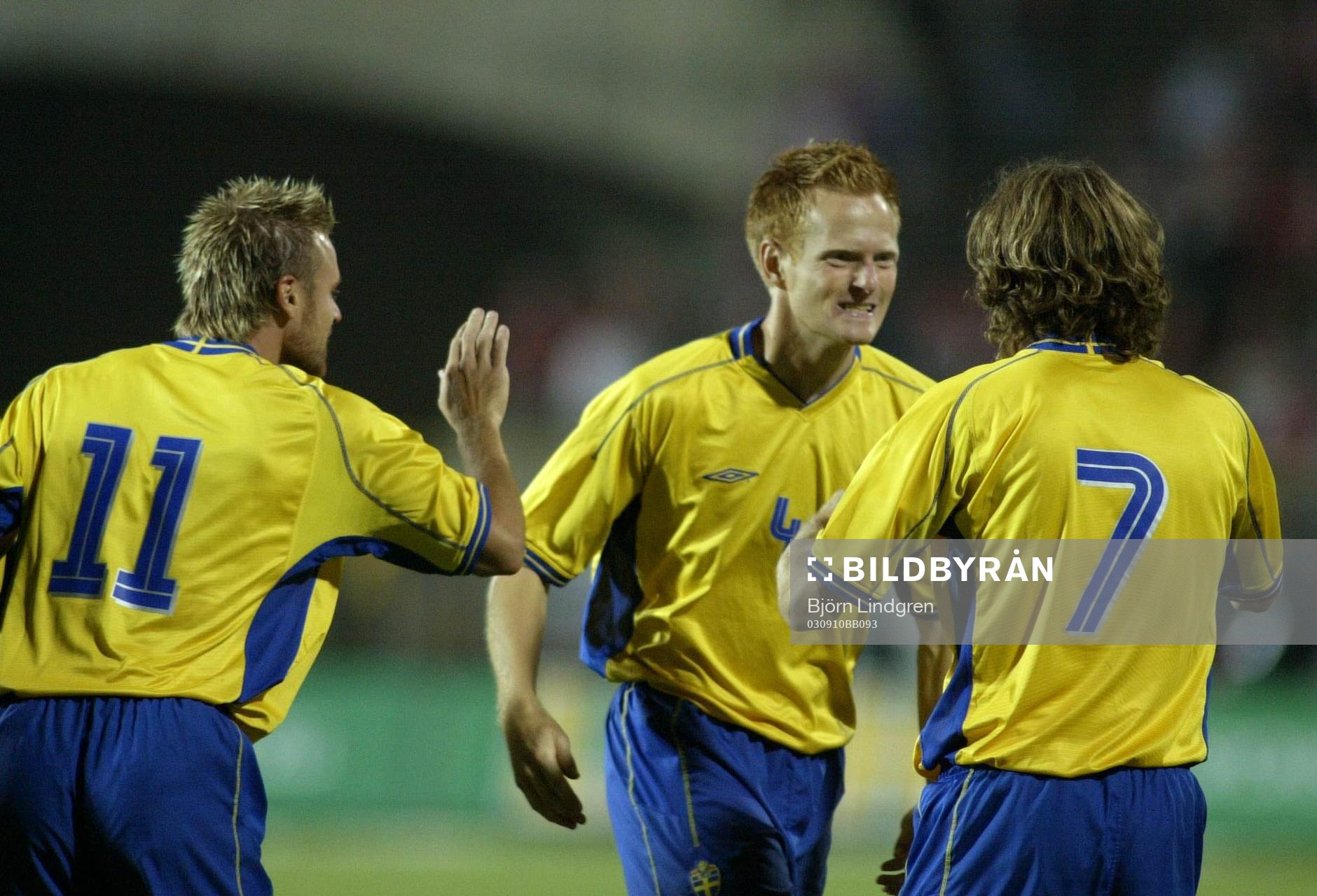 Mattias Jonson och Michael Svensson gratulerar Mikael