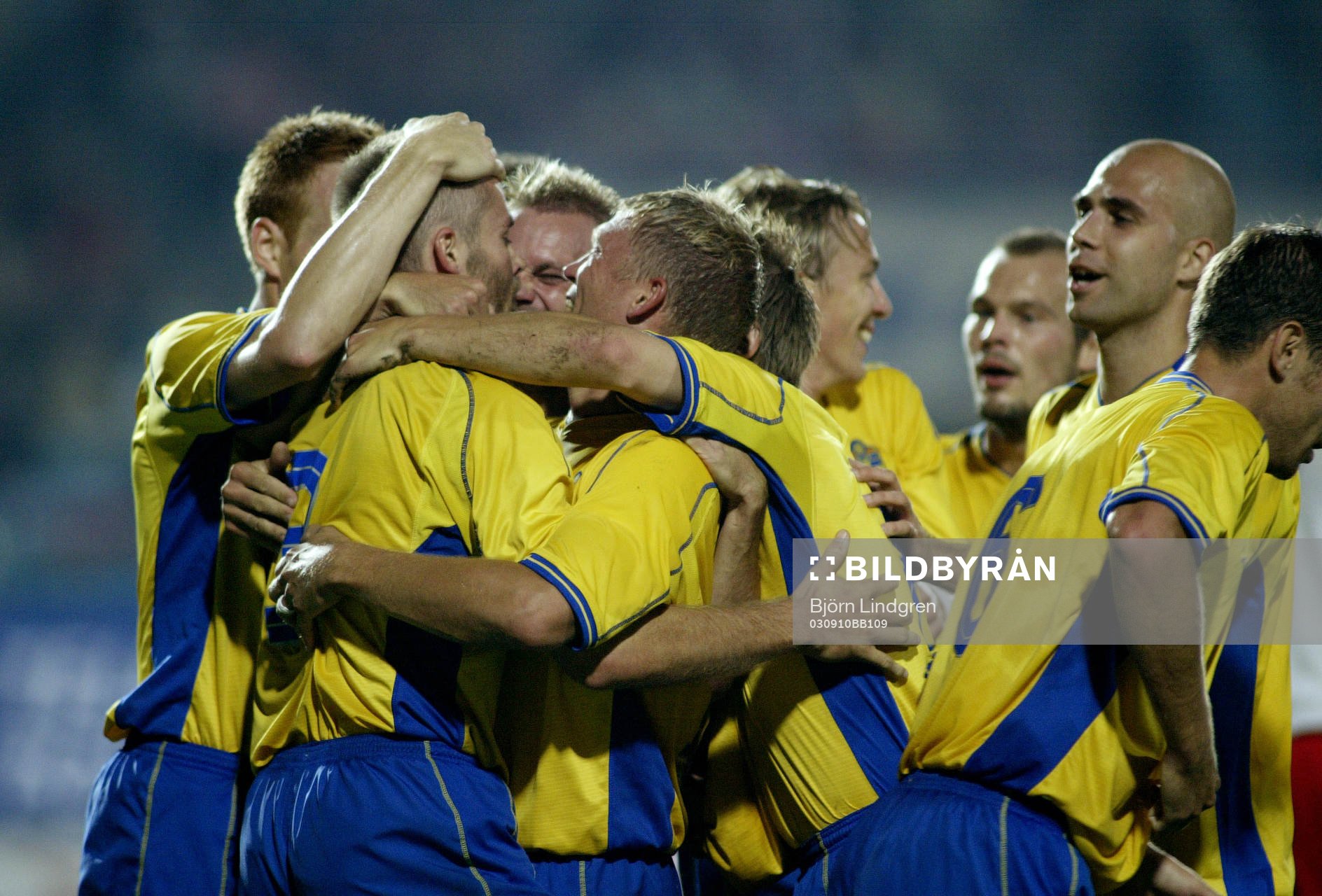  Vilt svenskjubel efter Mellberg 0-2-mål. Jubel.