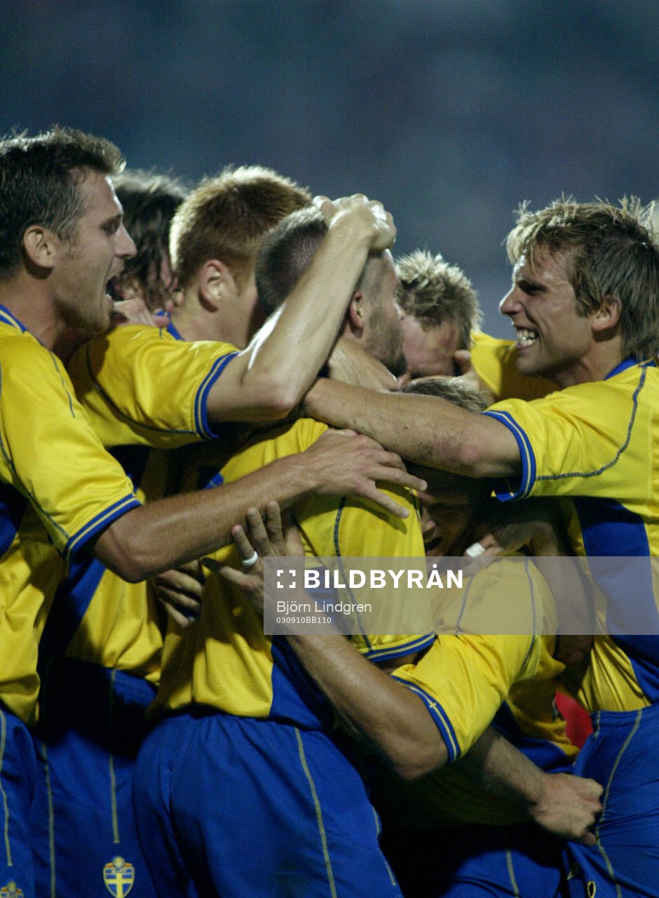  Vilt svenskjubel efter Mellberg 0-2-mål. Jubel.