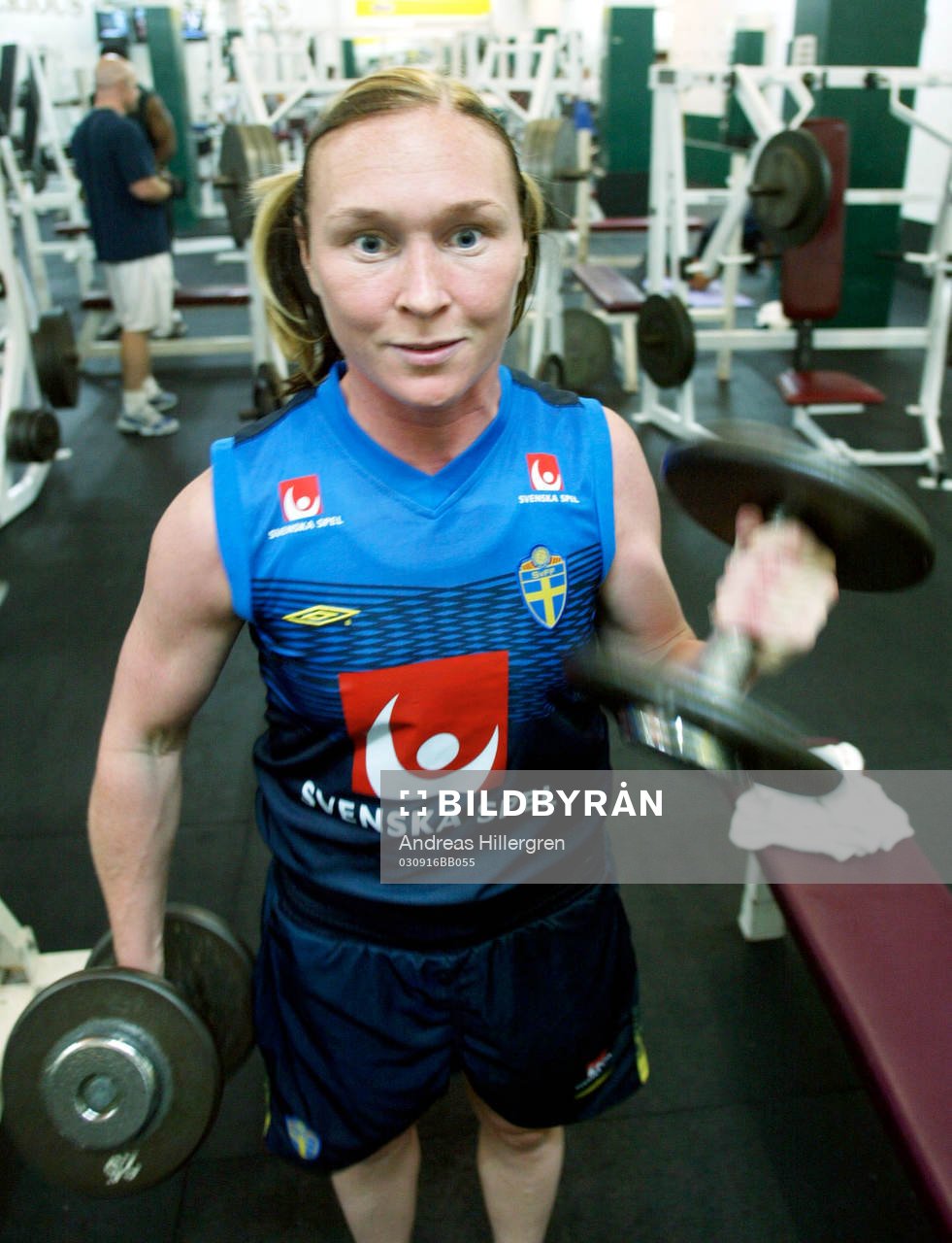 Frida Östberg kämpar på gymmet dagarna före premiären