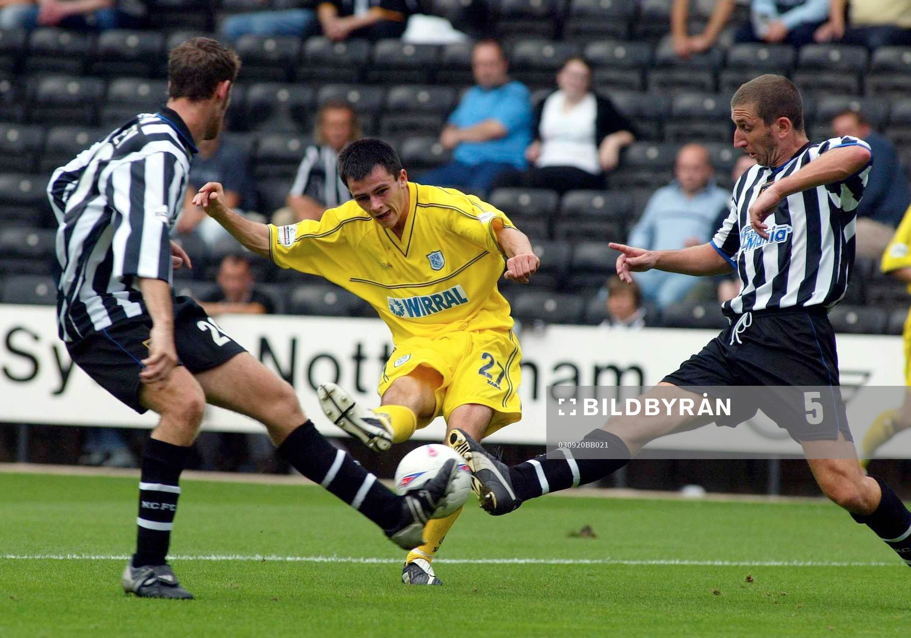  Notts  Danny Livesey och Tony Barras, Tranmeres Chris Dagnall