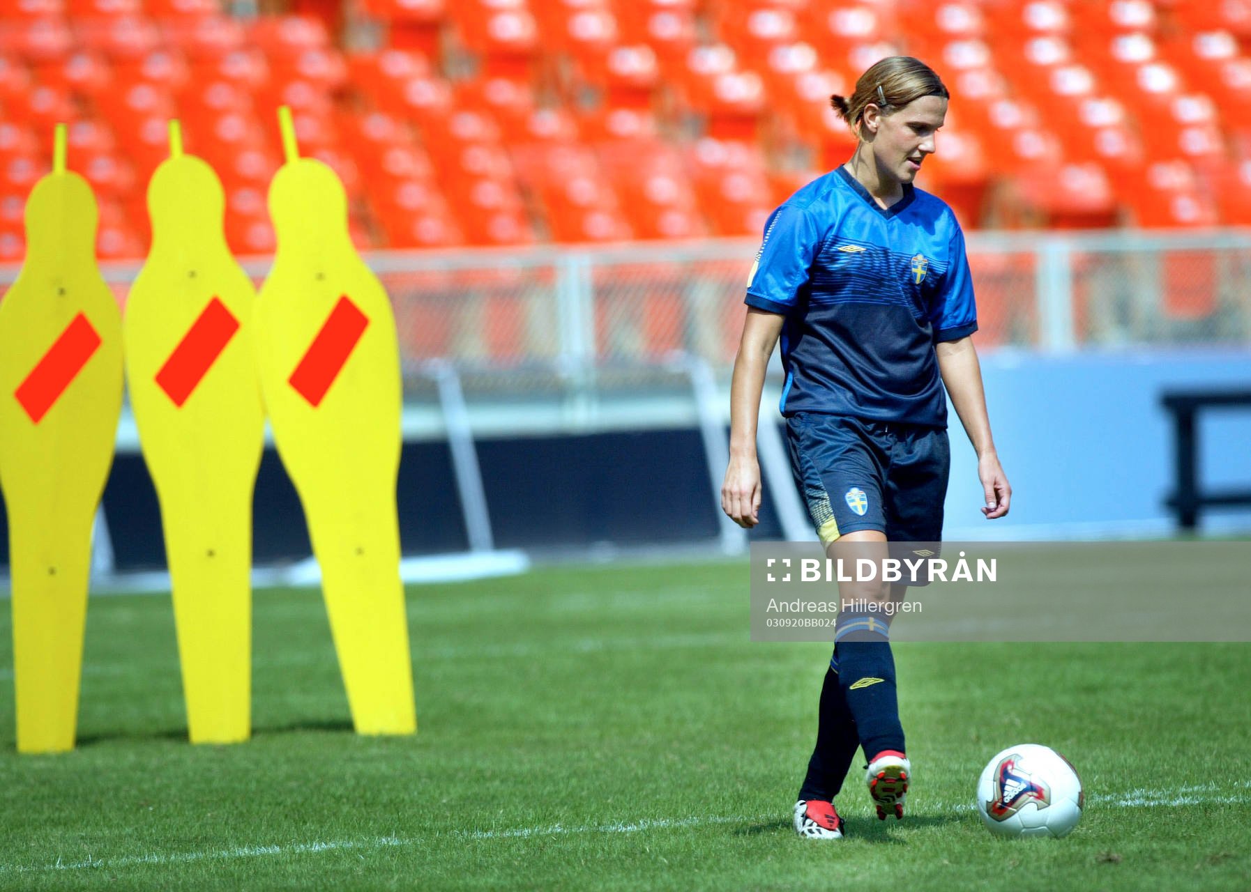 Malin Andersson, övar frispark