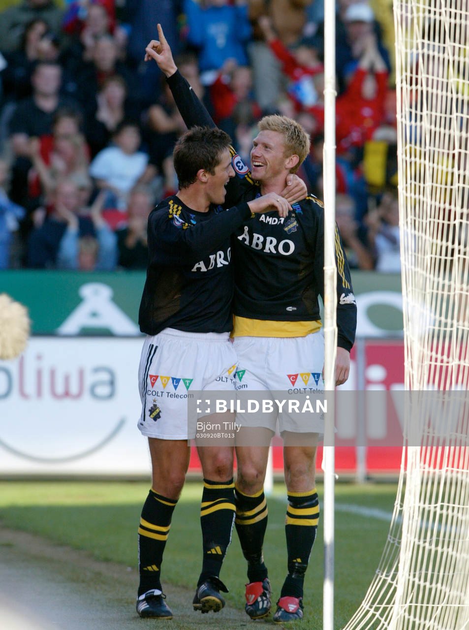 Per Nilsson, AIK gratulerar 3-0 målskytten Fredrik
