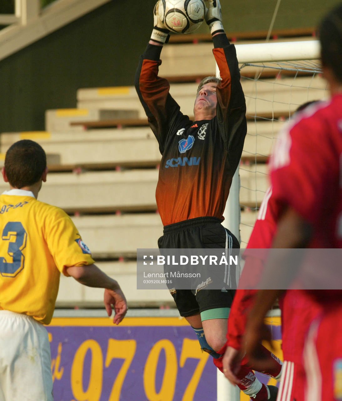 Erland Hellström, målvakt räddar