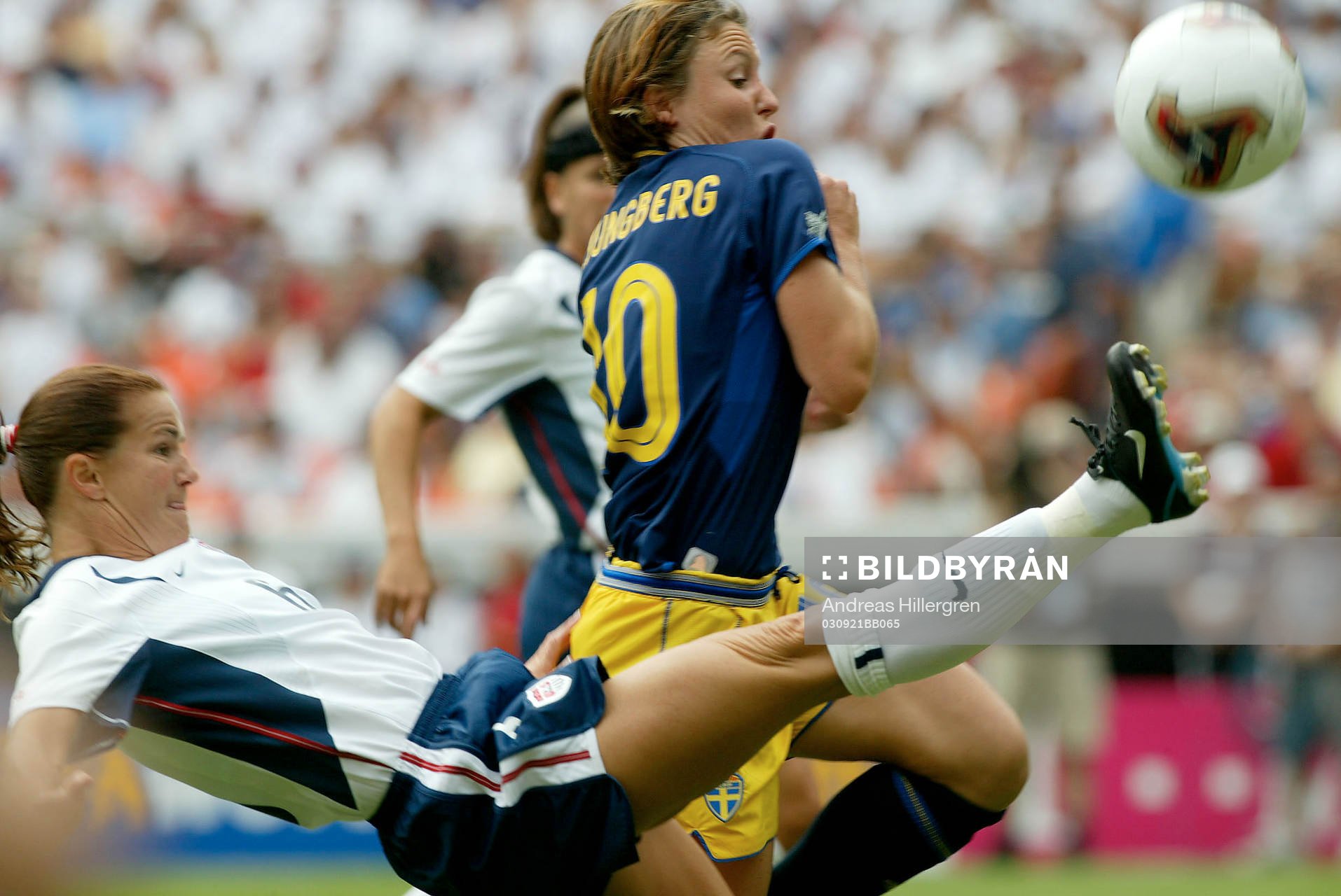 Hanna Ljungberg, Sverige i kamp om bollen