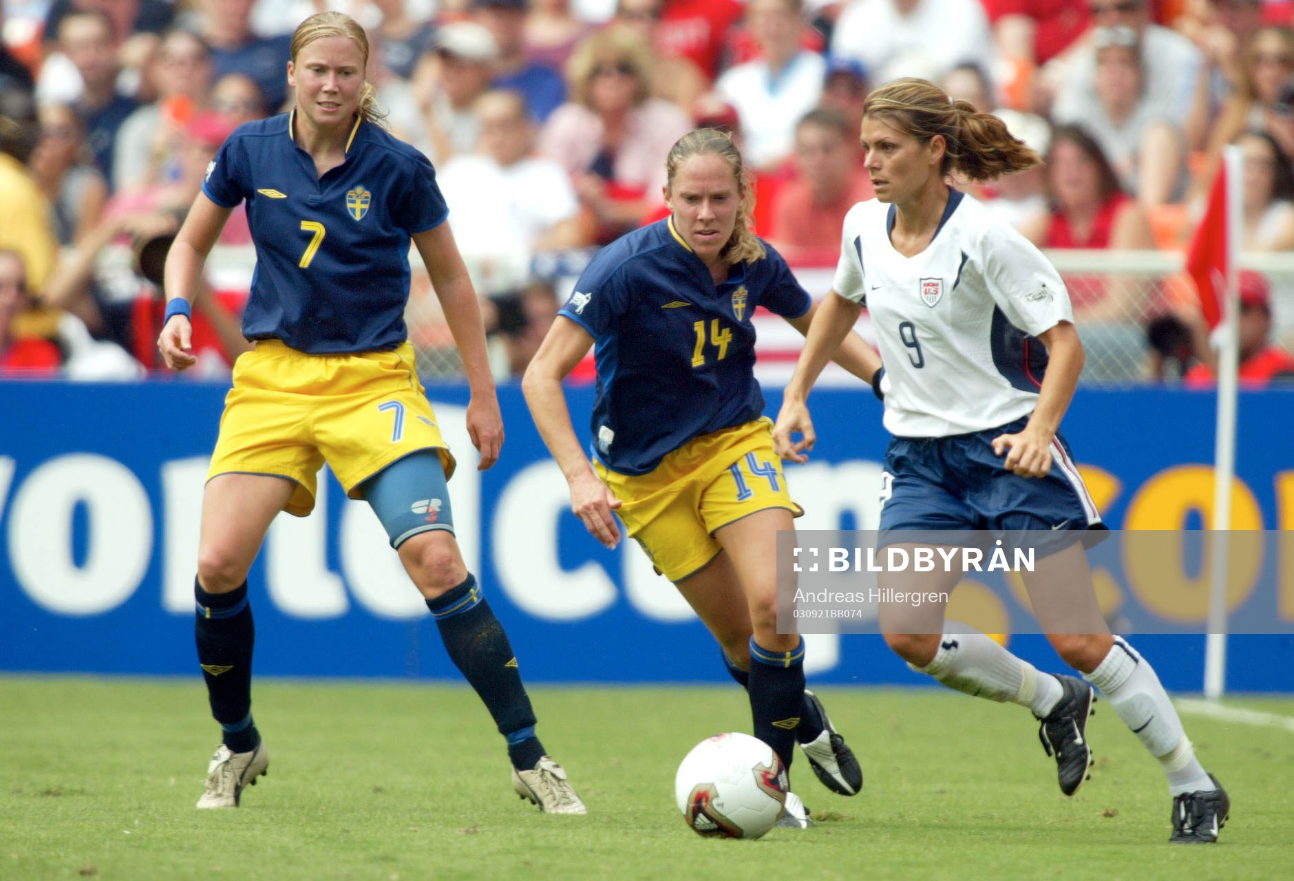  Sara Larsson och Linda Fagerström, Sverige, mot Mia Hamm, USA.