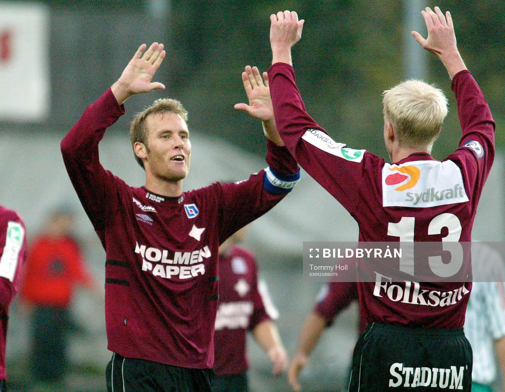  Mikael Roth jublar efter sitt skruvade frisparksmål tillsammans med Niclas Fredriksson