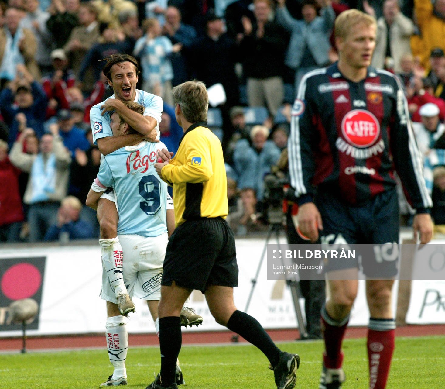  2-0, målskytten Niklas Skoog grattas av Louay Chanko, i fjol i DIF.