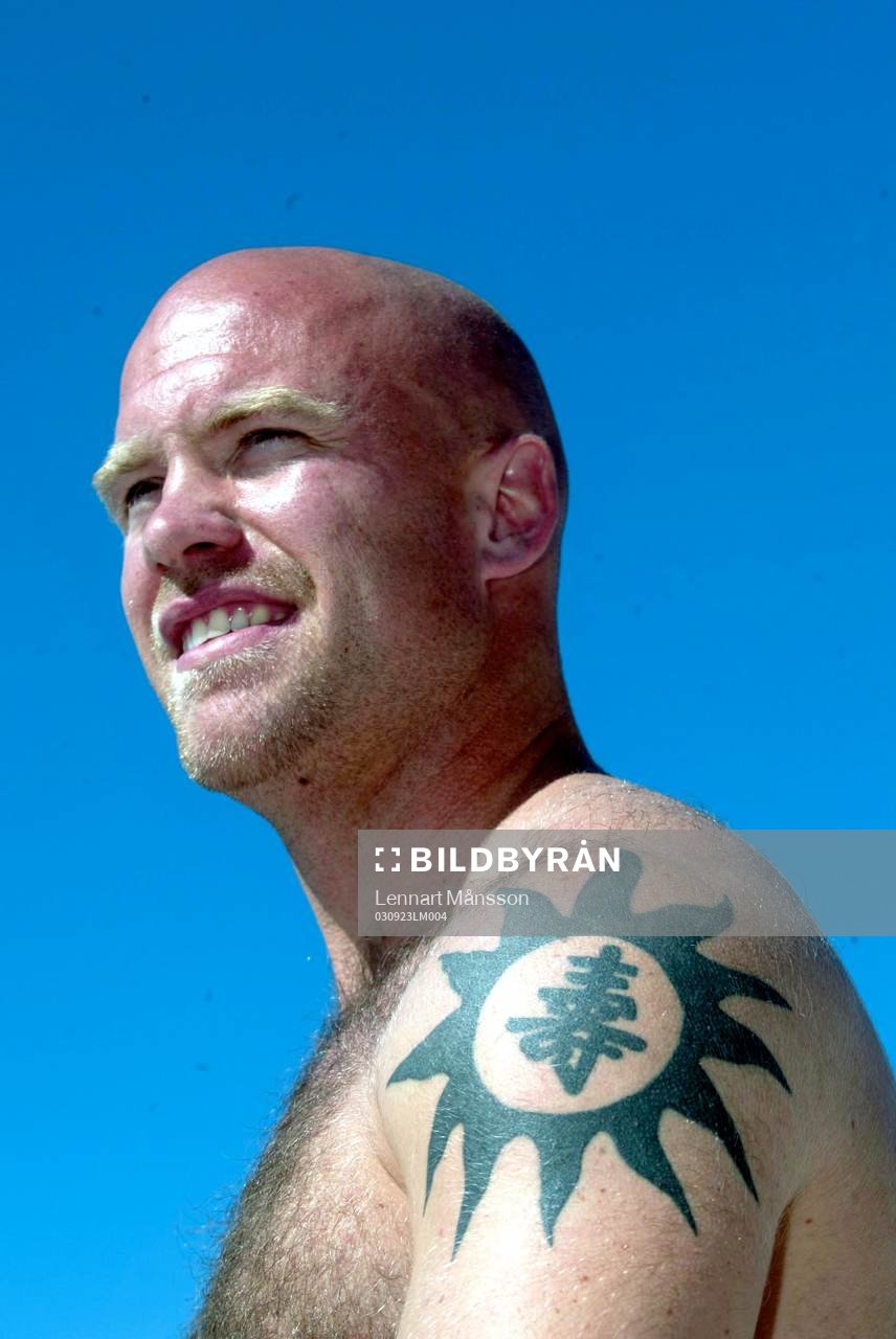 Olof Persson visar tatueringar