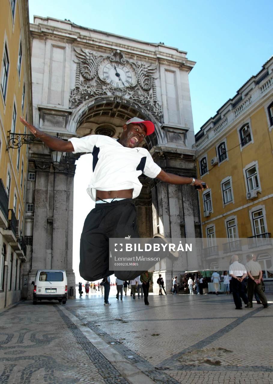 Joseph Elanga tar ett glädjehopp utanför stadsporten